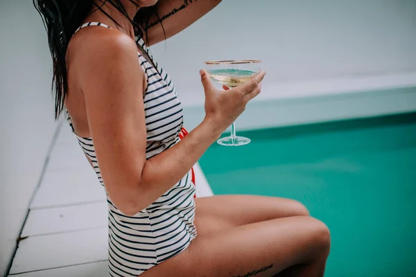 Abgeschnittenes Bild Einer Frau Mit Champagnerglas — Stockfoto