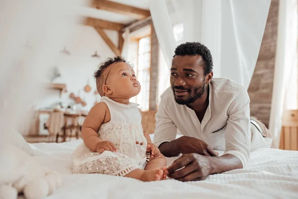 Happy Black Man His Daughter — Fotografia de Stock