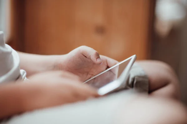 Tiro Recortado Criança Jogando Tablet Digital — Fotografia de Stock