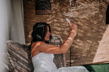 Akıllı telefonlu güzel bir genç kadın.