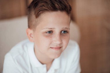 Küçük çocuğun portresini kapat.