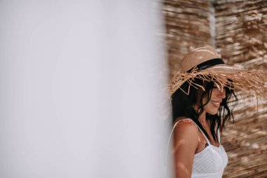 Hasır şapkalı kadın model.