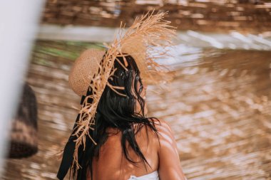 Kadın modelin dikiz görüntüsü 