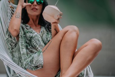 Genç seksi kadın kokteylde dinleniyor.