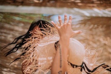 Kadın modelin dikiz görüntüsü 