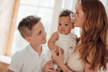 Mutlu anne ve iki çocuğu.