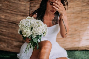 Beyaz çiçekli, çekici bir bayan. 