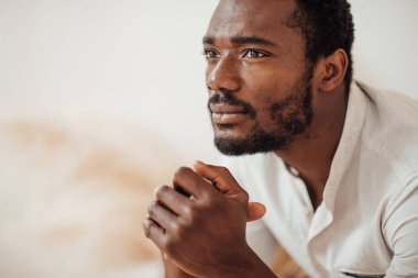 Yakışıklı Afrikalı-Amerikalı adam portresi 