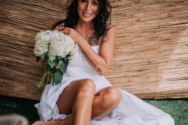 Beyaz çiçekli, çekici bir bayan. 