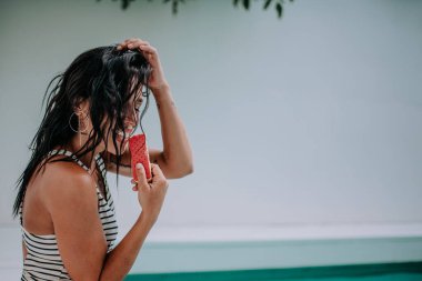 Yüzme havuzunun yanında dondurmalı güzel kız.