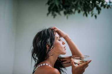 Kokteyl tutan güzel bir kadın.