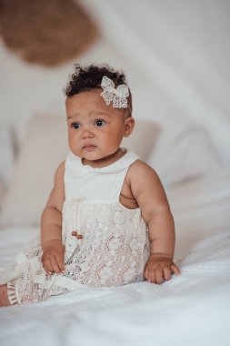 Sevimli melez küçük kızın portresini kapat. 