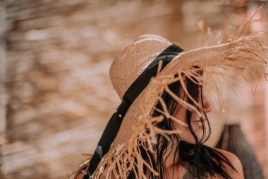 Hasır şapkalı kadın model. Yakın plan portre. 