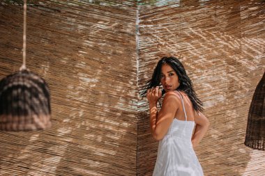 Beyaz elbiseli mutlu kız.