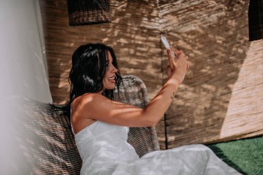 Akıllı telefonlu güzel bir genç kadın.