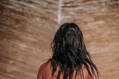 Kadın modelin dikiz görüntüsü 