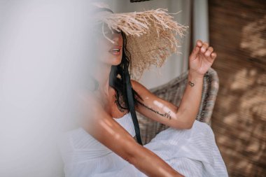 Hasır şapkalı kadın model.