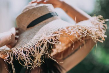 Hasır şapkalı güzel bir kadının portresi