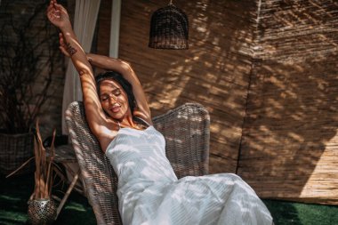 Beyaz elbiseli mutlu kız.