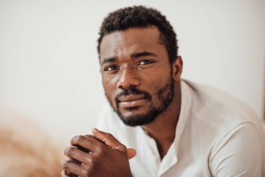 Yakışıklı Afrikalı-Amerikalı adam portresi 