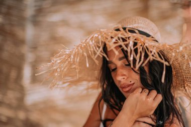 Hasır şapkalı kadın model. Yakın plan portre. 