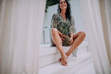 Ananaslı çekici kız. 