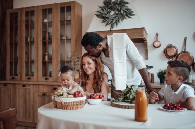 mutlu aile evde akşam yemeği