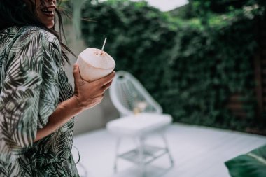 Kokteylde dinlenen bir kız görüntüsü. 