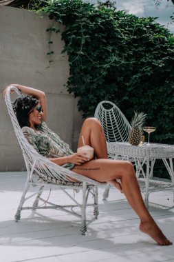 Bayan kokteyl ile takılıyor. 