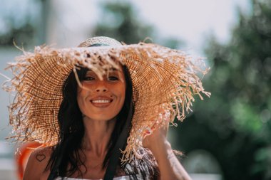 Hasır şapka giyen genç kız. 