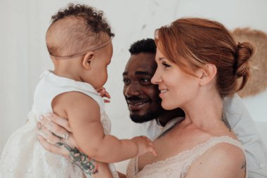 Irklar arası genç aile portresi 