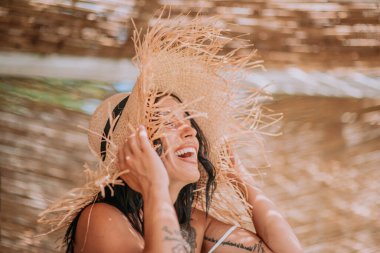 Hasır şapka portresi giyen çekici bir model. 