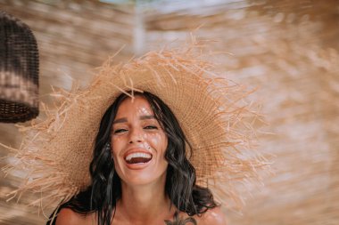 Hasır şapka portresi giyen çekici bir model. 