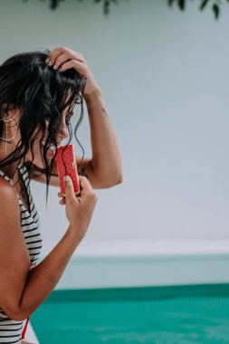 Yüzme havuzunun yanında dondurmalı güzel kız.