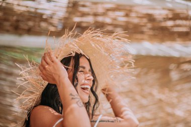 Hasır şapka portresi giyen çekici bir model. 