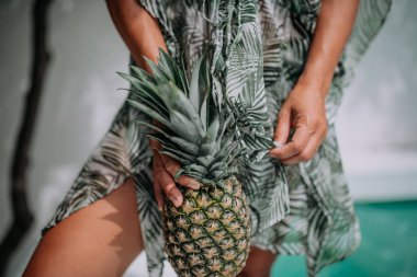 Ananaslı bir kız resmi. 