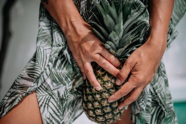 Ananaslı bir kız resmi. 