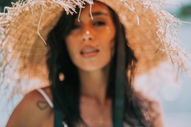 Hasır şapkalı güzel bir kadının portresi