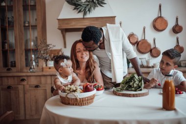 mutlu aile evde akşam yemeği