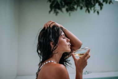 Kokteyl tutan güzel bir kadın.