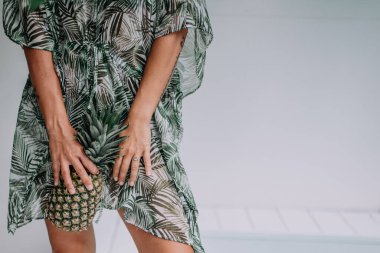 Ananaslı bir kız resmi. 