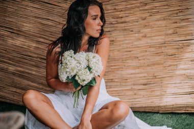 Beyaz çiçekli, çekici bir bayan. 