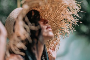 Hasır şapkalı güzel bir kadının portresi