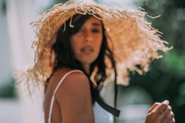 Hasır şapkalı güzel bir kadının portresi