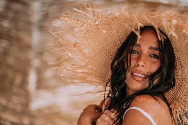 Hasır şapkalı kadın model. Yakın plan portre. 