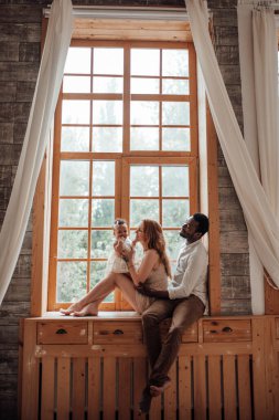 Evde ırklar arası bir aile var.