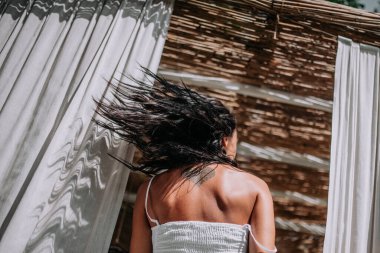 Kadın modelin dikiz görüntüsü 