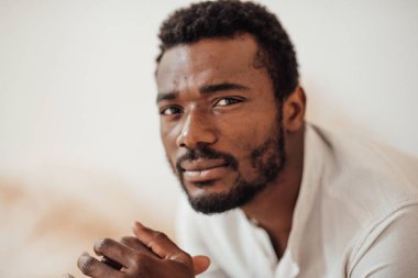 Afrikalı-Amerikalı genç adam yakın çekim