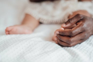 Baba Bebek Bağlantısı. Mutlu siyahi adam evde tatlı bebekle bağ kuruyor.