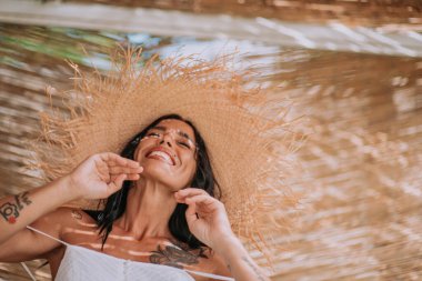 Hasır şapka portresi giyen çekici bir model. 